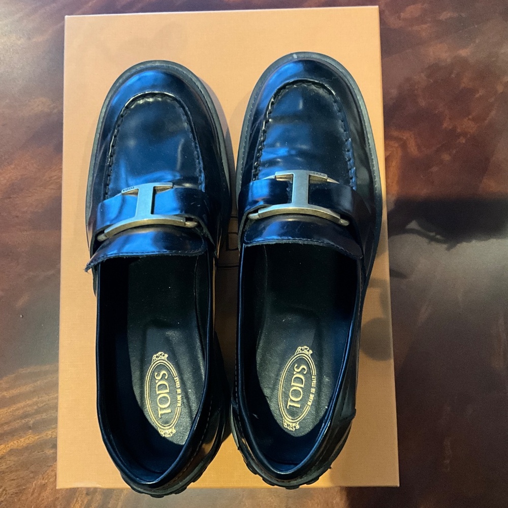 TOD’S Black Leather Lugg Sole Loafer in Size 9 with Gold Buckle - Picture 6 of 7